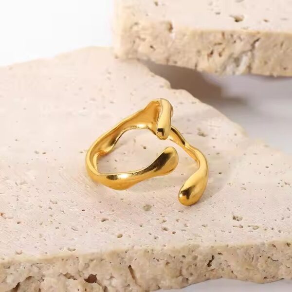 Thea Claw Ring